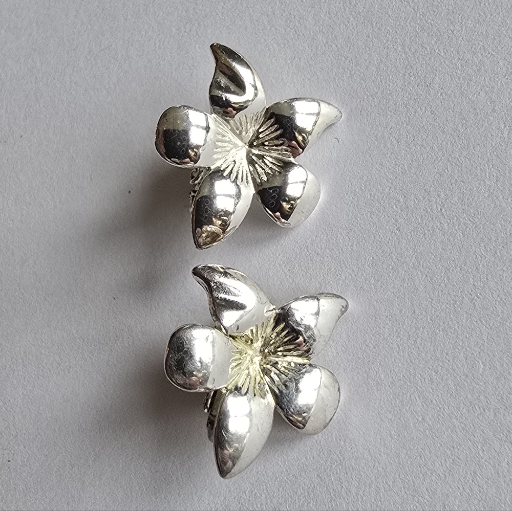 Flower earrings by Avon clip on silver tone violet pansy viola floral garden